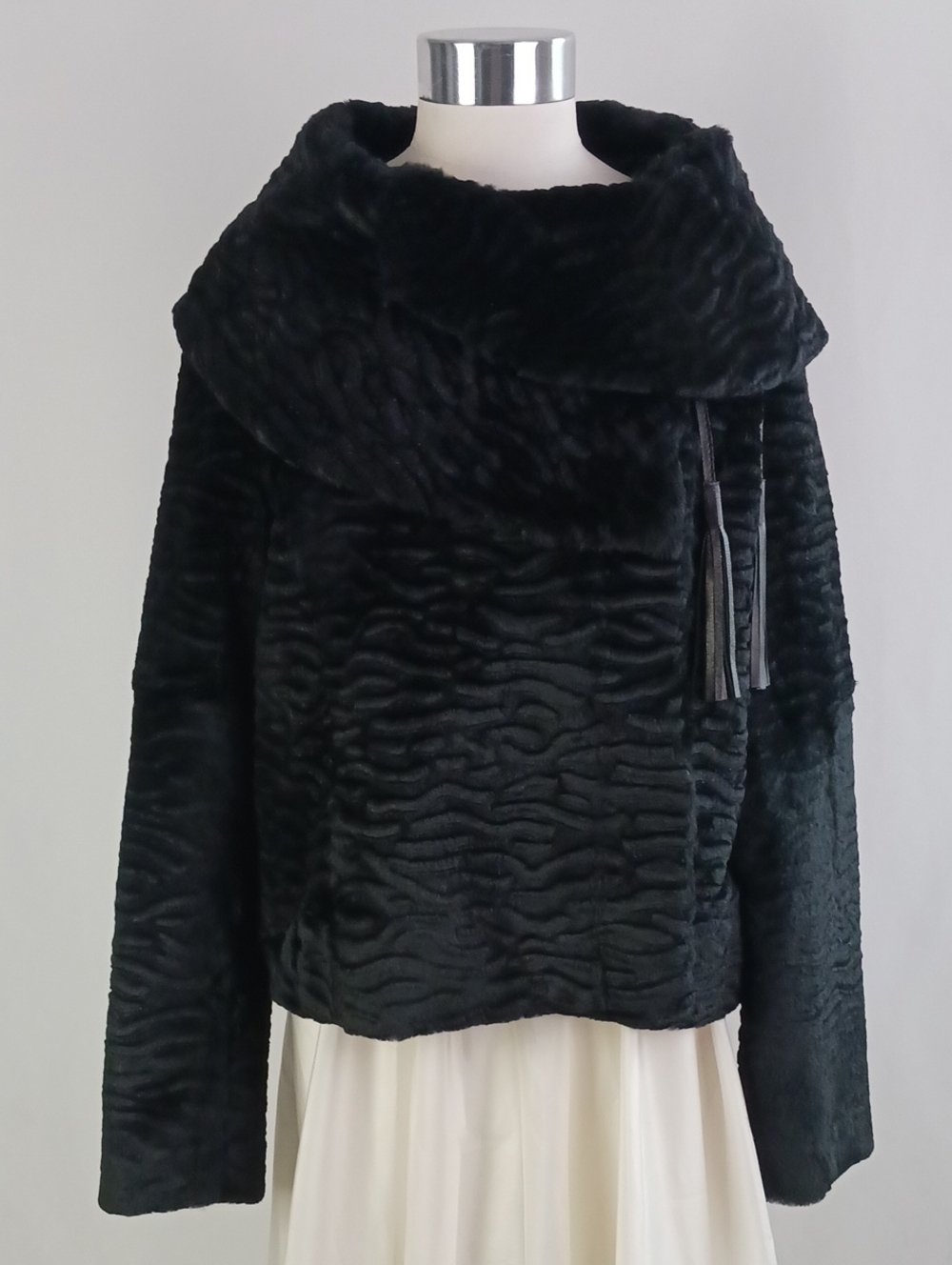 LINDA RICHARDS BLK FAUX PERSIAN SHORT CAPE.